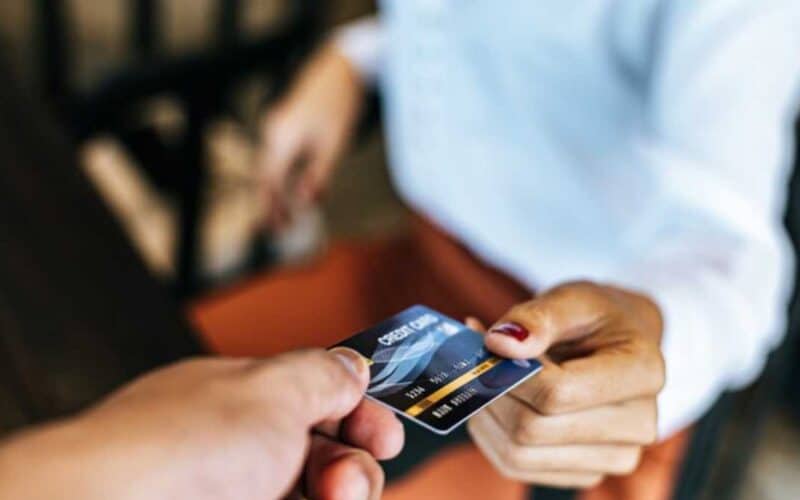 Cartão de crédito físico ou digital? Conheça as diferenças